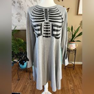 Women’s Plus Curve 1XL skull skater dress.